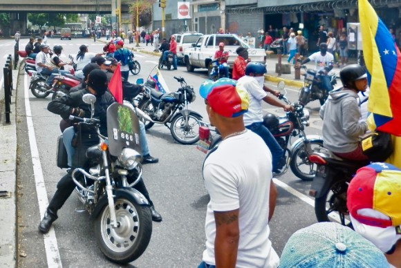 Grupos colectivos en marchas a favor del régimen de Maduro