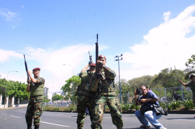 Militares venezolanos en el 11 de abril de 2002, en los alrededores del Palacio de Miraflores. Foto: Maiquel Torcatt