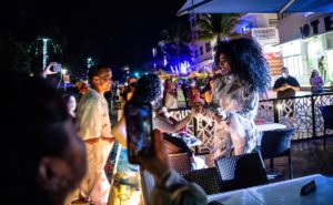 Miami en toque de queda ante multitudes sin mascarillas