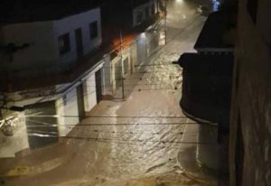 Desbordamiento del río Montalbán causa estragos en Mérida