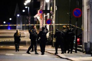 Varios policías cruzan la zona acordonada para la investigación del ataque, este miércoles en la ciudad noruega de Kongsberg. HAKON MOSVOLD LARSEN (AFP) AGENCIAS.