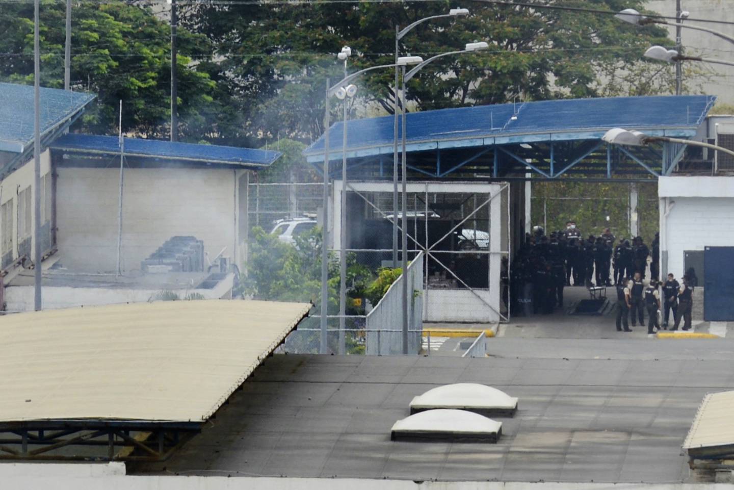 FOTO REFERENCIAL - La Policía de Ecuador sobre los techos de un edificio de la cárcel regional 8 junto a la penitenciaria del Litoral en las afueras de Guayaquil, Ecuador, el 2 de Octubre del 2021. (FERNANDO MENDEZ/AFP)