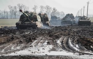 Vehículos militares de Rusia en el este de Ucrania, en la región ahora reconocida por Moscú como "independiente". Foto: EFE