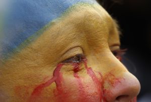 Mujer ucraniana residente en Bangkok se pintó el rostro con lágrimas de sangre durante una manifestación pacífica contra la invasión rusa de Ucrania en Bangkok. Foto: EFE/NARONG SANGNAK