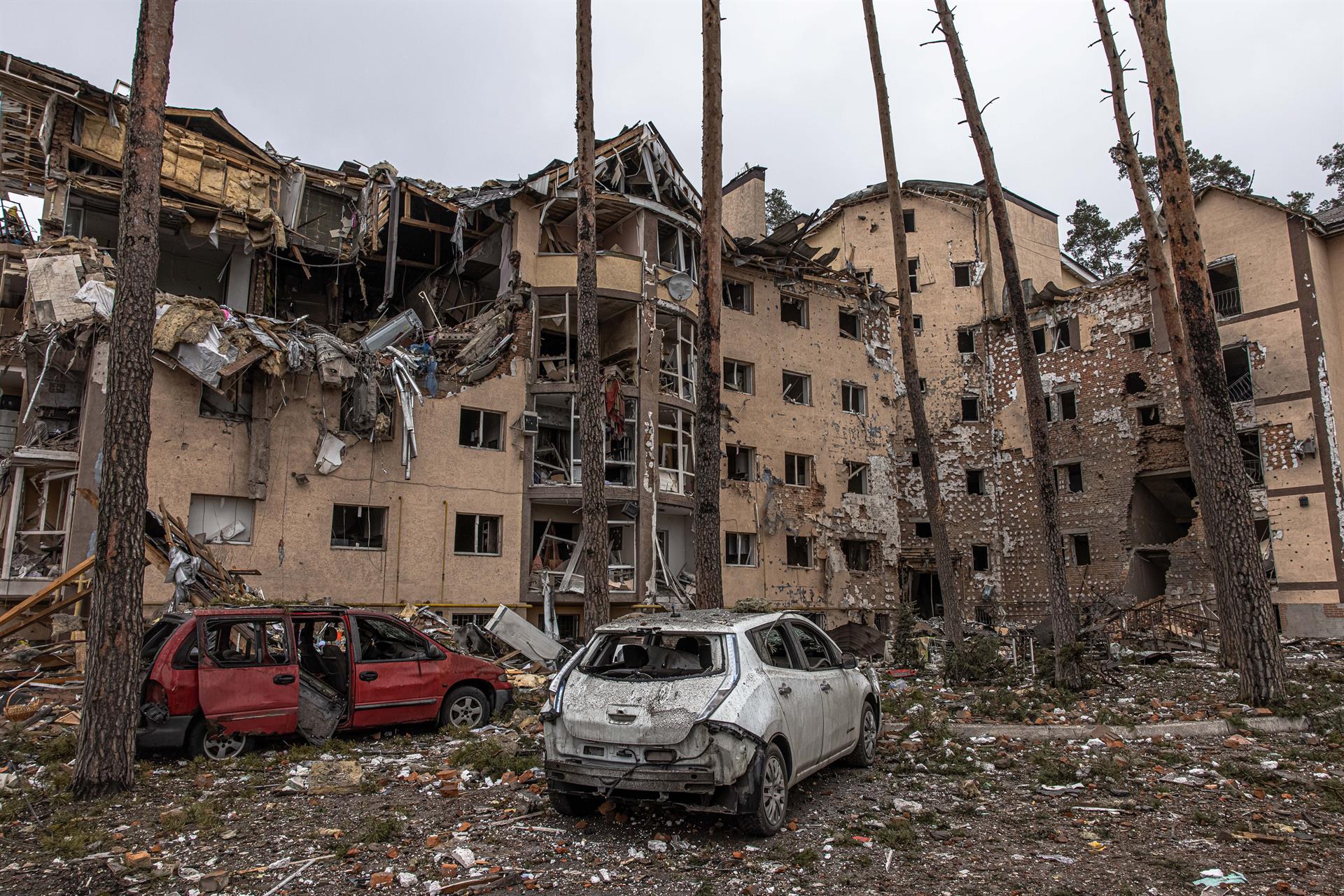 Al menos 33 muertos tras ataque aéreo contra edificios al norte de Ucrania