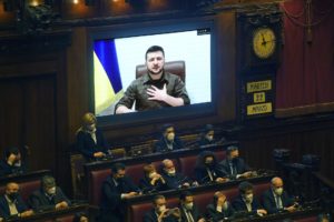 Zelenski pidió mayores sanciones y presión a Rusia ante el Parlamento italiano