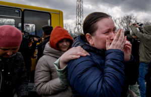 Miles de personas han tenido que huir de Mairúpol, en Ucrania. Foto: AFP