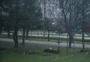 Mariupol (Ucrania), 12/04/2022.- Una foto tomada durante una visita a Mariupol organizada por los militares rusos muestra la tumba de un habitante que murió durante un bombardeo en una calle del centro de Mariupol, Ucrania, el 12 de abril de 2022. Desde hace más de un mes, las hostilidades continúan en la ciudad. No hay agua, electricidad, gas ni comunicaciones. Las tiendas, farmacias y hospitales están cerrados. 250 mil habitantes abandonaron la ciudad, unos 300 mil aún permanecen en ella. Durante las hostilidades, hasta el 70% de las viviendas de Mariupol fueron destruidas y cinco mil residentes de la ciudad fueron asesinados, dijo el nuevo alcalde de la ciudad Konstantin Ivashchenko. El 24 de febrero, las tropas rusas entraron en territorio ucraniano en lo que el presidente ruso declaró una "operación militar especial", lo que provocó combates y destrucción en el país, un enorme flujo de refugiados y múltiples sanciones contra Rusia. (Rusia, Ucrania, Estados Unidos) EFE/EPA/SERGEI ILNITSKY