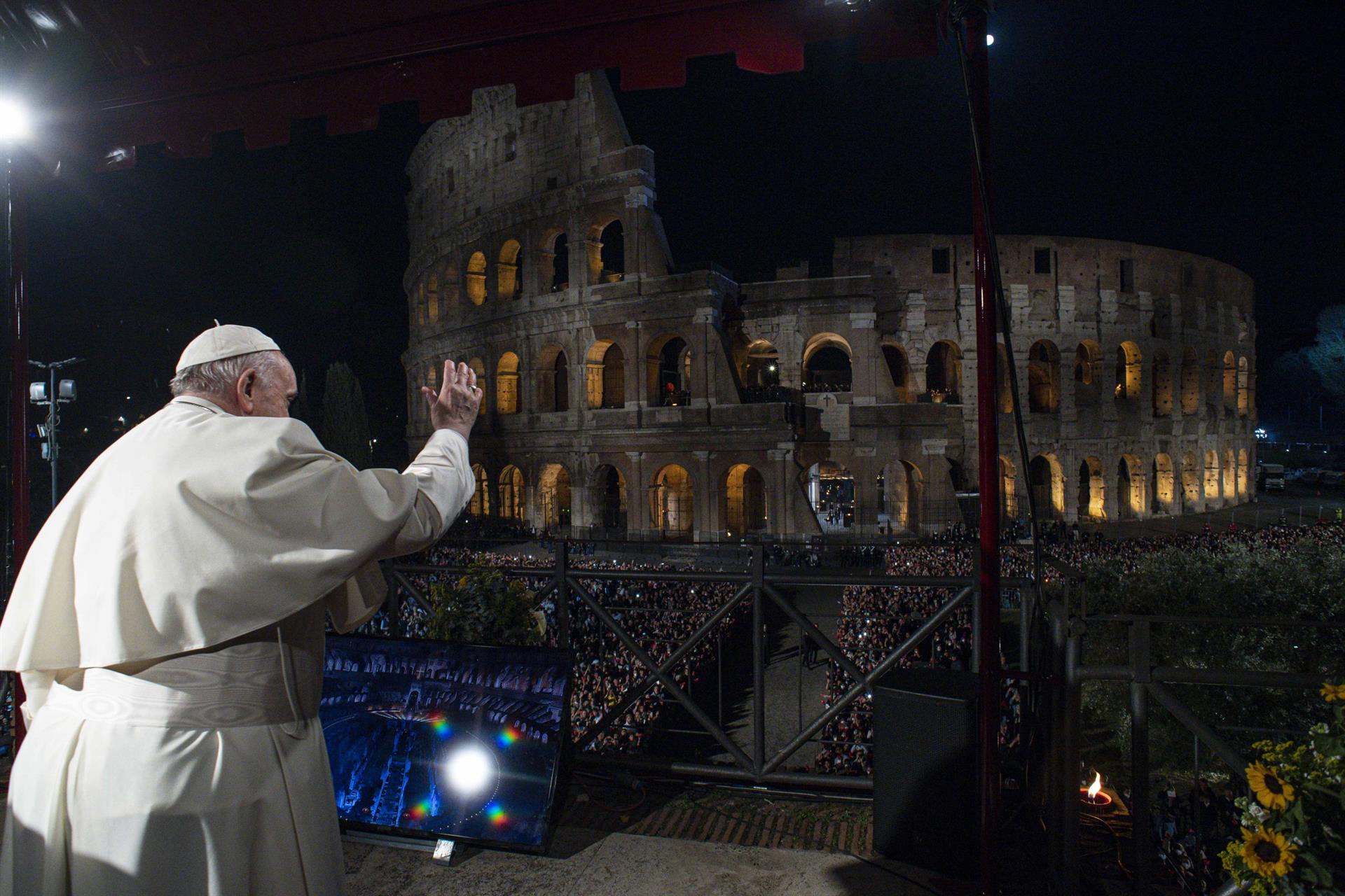 Papa Francisco frente al Coliseo en Roma. Foto: EFE/VATICAN MEDIA