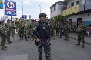 Militares ecuatorianos realizan operativos en Guayaquil. Foto: EFE/Mauricio Torres