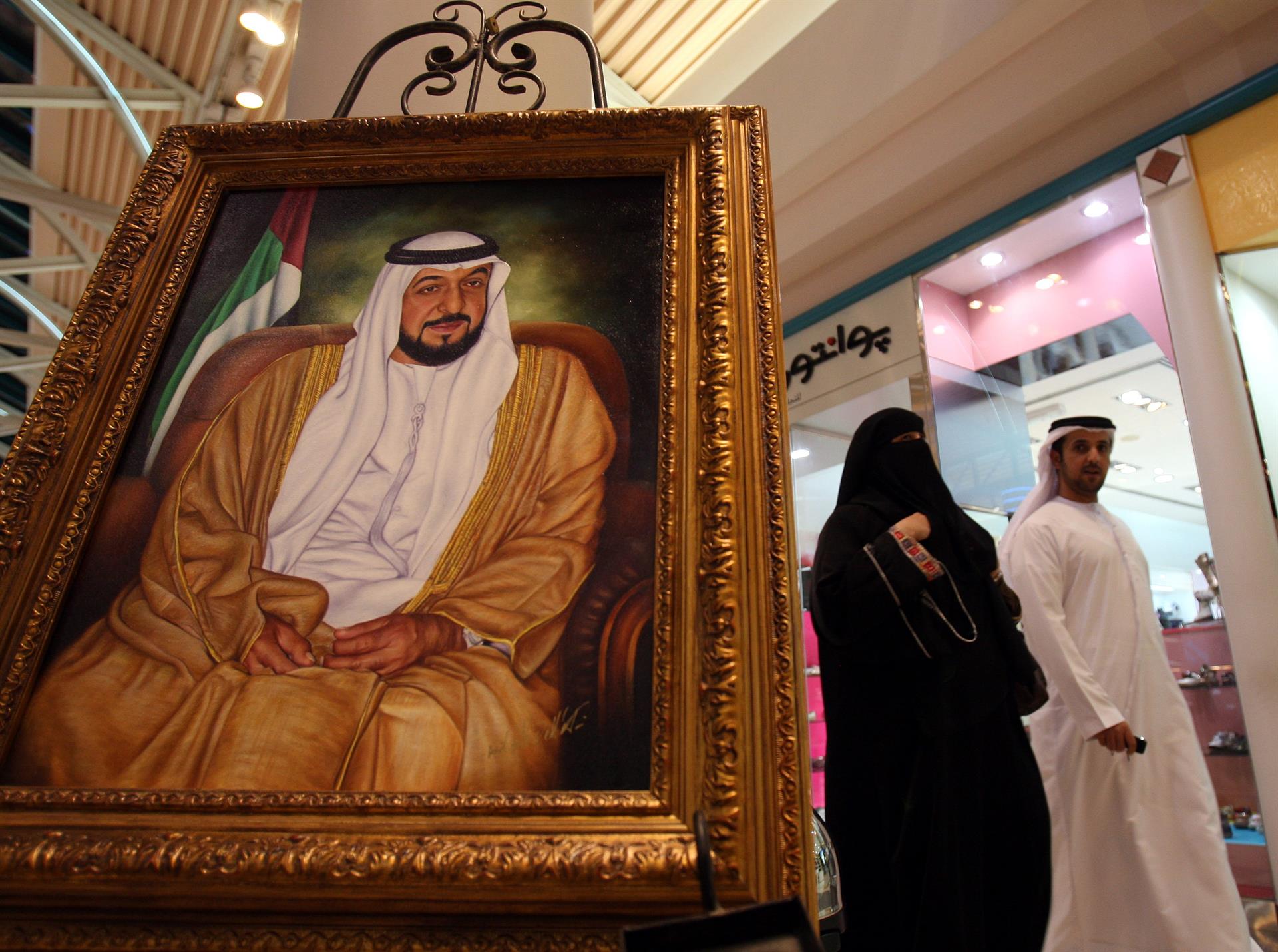 Retrato del difunto presidente de Emiratos Árabes Unidos, Jalifa bin Zayed Al Nahayan. Foto: EFE/EPA/ALI HAIDER