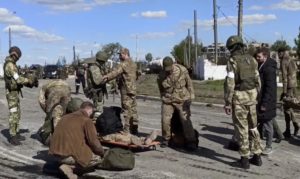 Más de 250 combatientes ucranianos sitiados en la acería Azovstal de Mariúpol, Ucrania, se rindieron ante las tropas invasoras rusas