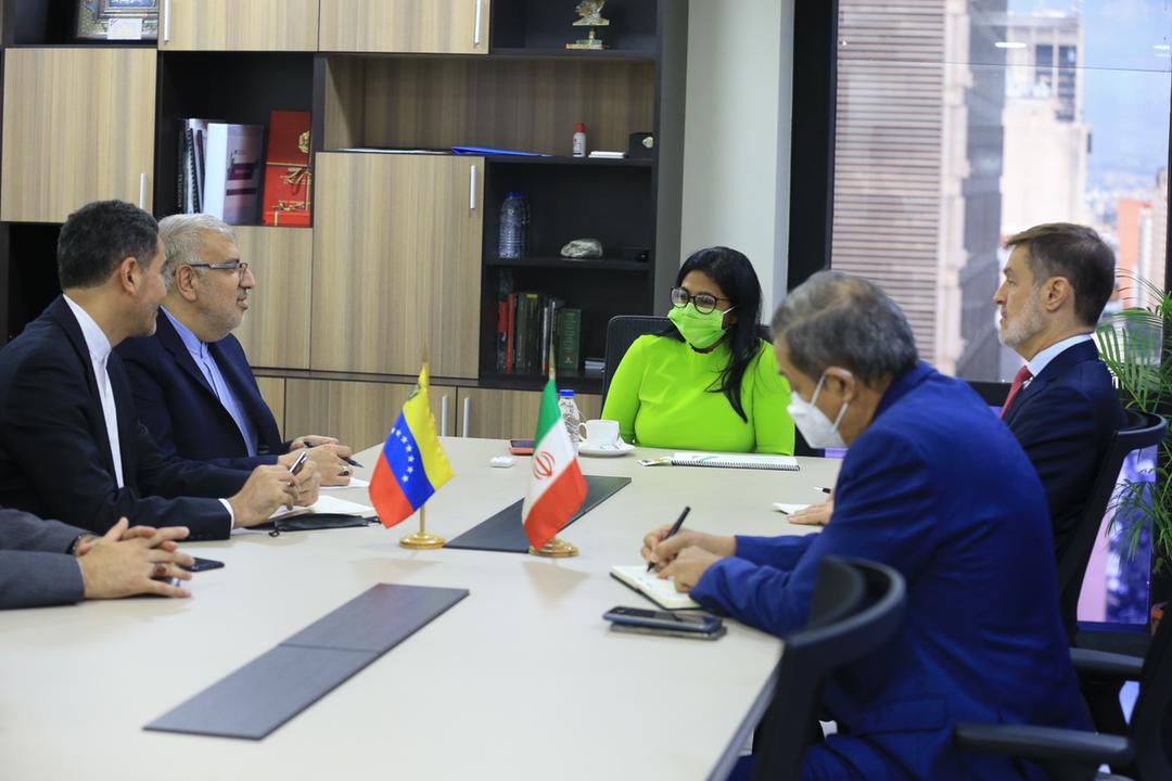 Delcy Rodríguez durante una reunión de trabajo con el Ministro de Petróleo de la República Islámica de Irán, Javad Owji. Foto: Twitter Delcy Rodríguez.