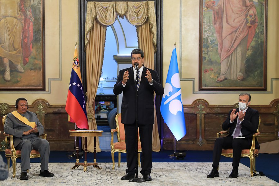 Nicolás Maduro (C) junto con el secretario general de la Organización de Países Exportadores de Petróleo (OPEP), Mohammed Barkindo (I) y su ministro de Petróleo, Tareck El Aissami (D). Foto: Twitter prensa presidencial.