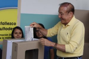 Rodolfo Hernández ejerciendo derecho al voto. Foto: EFE
