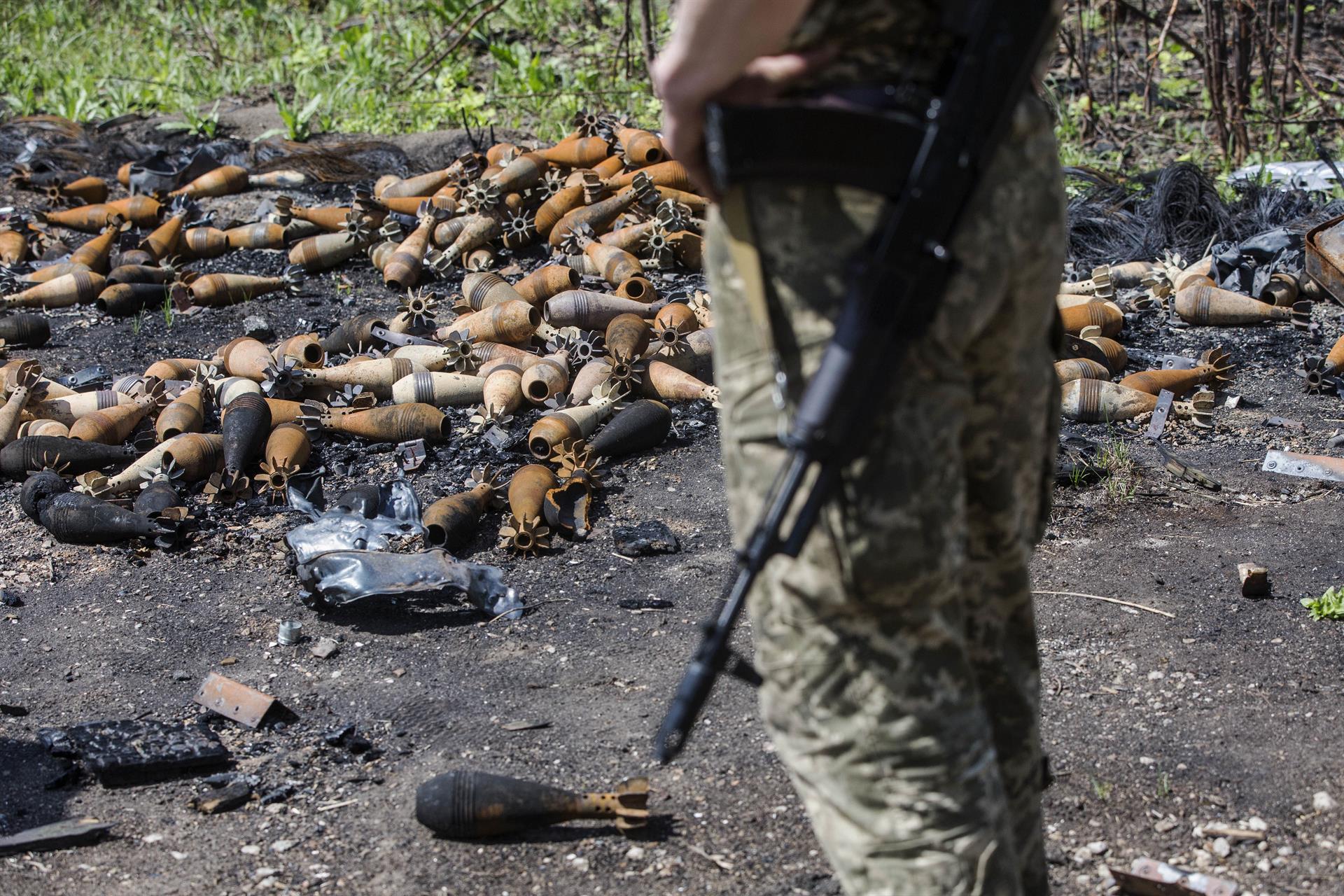 Un soldado ucraniano observa decenas de minas desarmadas después de que el ejército ruso dejó el lugar tras un mes de ocupación Ucrania. Foto: EFE