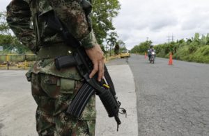 Soldados vigilan una carretera en Carepa, Antioquia, Colombia. Foto: EFE/ Mauricio Dueñas Castañeda