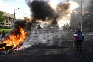 Violentas protestas en Ecuador protagonizadas por el movimiento indígena. Foto: MARTIN BERNETTI / AFP