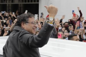 BOG400. BOGOTÁ (COLOMBIA), 19/06/2022.- El candidato a la presidencia de Colombia Gustavo Petro saluda a sus simpatizantes después de votar hoy, en Bogotá (Colombia). EFE/ Carlos Ortega