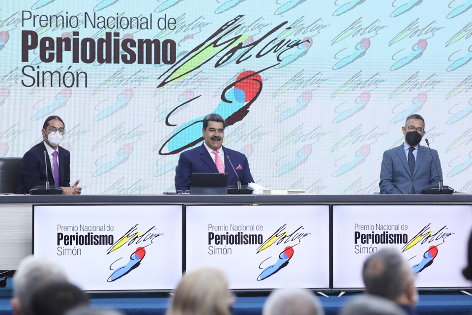 Nicolás Maduro durante la entrega del Premio Nacional de Periodismo Simón Bolívar 2022. Foto: Twitter Prensa Presidencial.