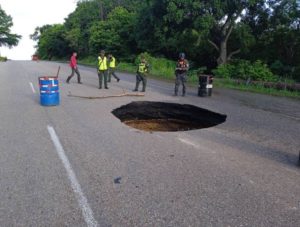 Hundimiento en la carretera Lara-Zulia se debe a perforación de una tubería de agua