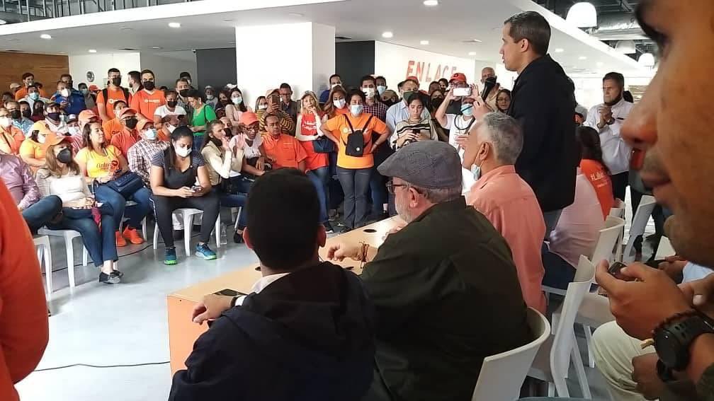 Juan Guaidó durante una reunión con dirigentes Voluntad Popular. Foto: Twitter Juan Guaidó (@jguaido).