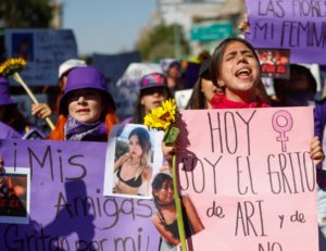 MEX9355. CIUDAD DE MÉXICO (MÉXICO), 07/11/2022.- Un grupo de mujeres protesta hoy, en una de las principales avenidas de la Ciudad de México (México). Alrededor de 150 personas -entre familiares, amigas y ciudadanos- marcharon este lunes para pedir justicia por el feminicidio de Ariadna Fernanda López, cuyo cuerpo fue encontrado en el céntrico estado de Morelos la semana pasada dos días después de su desaparición, mientras que la jefa de Gobierno de Ciudad de México aseguraba que hubo intereses por parte de la Fiscalía de Morelos para encubrir el caso. EFE/ Isaac Esquivel.