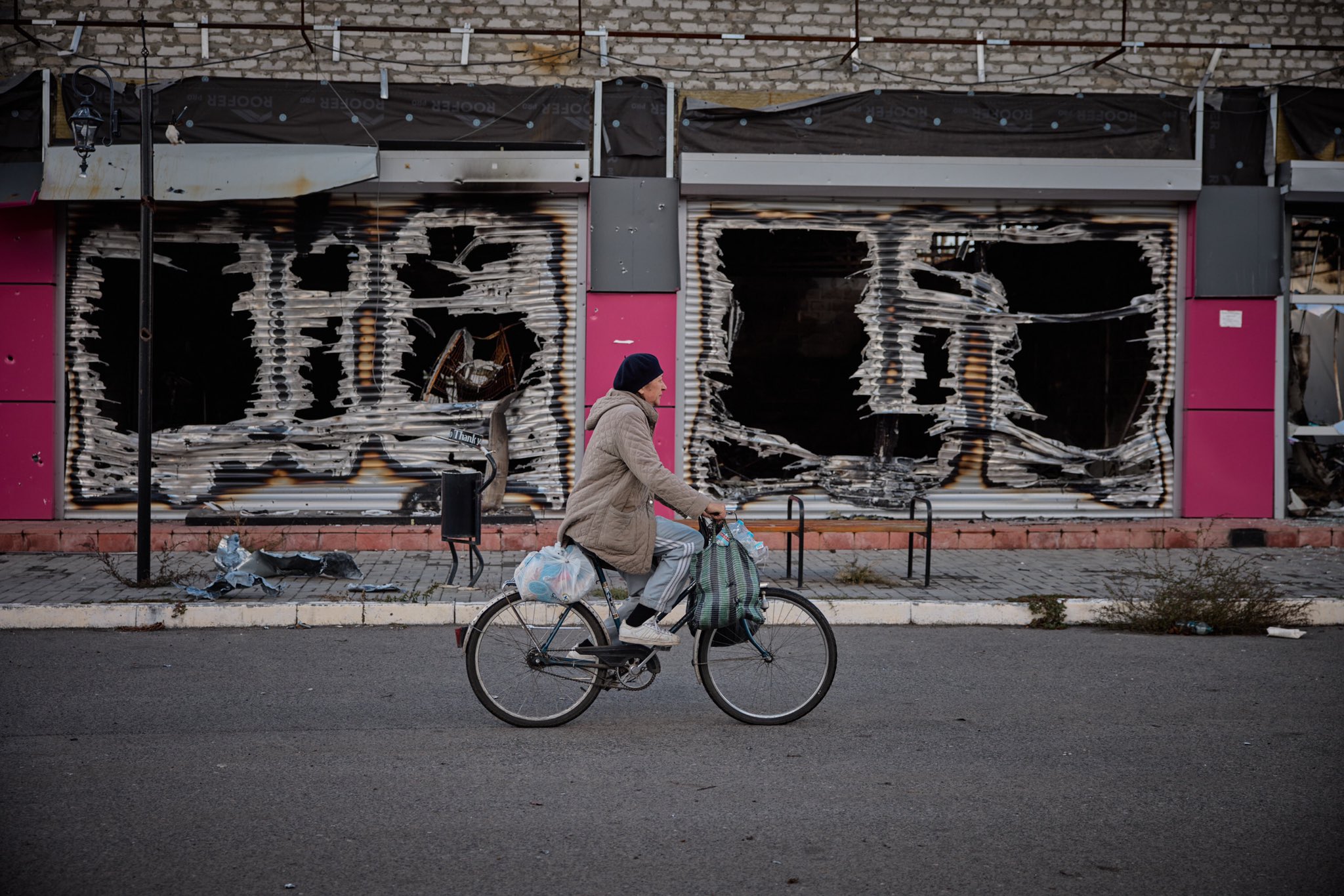 Un civil transita en bicicleta por la ciudad ucraniana de Lyman. Foto: Twitter Volodymyr Zelensky (@ZelenskyyUa).