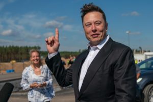 GRUENHEIDE (ALEMANIA), 08/12/2022.- Fotografía de archivo fechada el 3 de septiembre de 2020 que muestra al magnate Elon Musk mientras ofrece declaraciones en el sitio de construcción de la Giga Fábrica Tesla, en Gruenheide (Alemania). EFE/ Alexander Becher ARCHIVO.
