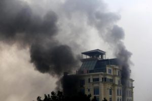 Kabul (Afganistán), 21/12/2022.- Sale humo de una casa de huéspedes tras un atentado en Kabul, Afganistán, el 12 de diciembre de 2022. (Atentado, Incendio, Afganistán) EFE/EPA/STR.