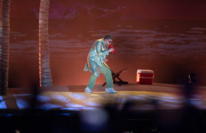 MEX2792. CIUDAD DE MEXICO (MÉXICO), 21/12/2022.- Fotografía de archivo del 9 de diciembre de 2022, donde se observa al cantante Bad Bunny, durante un concierto celebrado en el Estadio Azteca, en la Ciudad de México (México). EFE/ Isaac Esquivel.