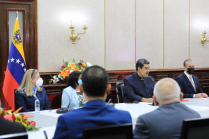 Nicolás Maduro reunido con miembros de su administración y algunas facciones opositoras. Foto: Twitter Prensa Presidencial.
