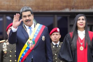Nicolás Maduro y la presidenta del TSJ, Gladys Gutiérrez. Foto: Twitter @luchaalmada.