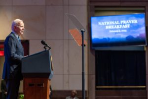 El Presidente Biden pronuncia un discurso en el Desayuno Nacional de Oración. Foto: Twitter @POTUS.
