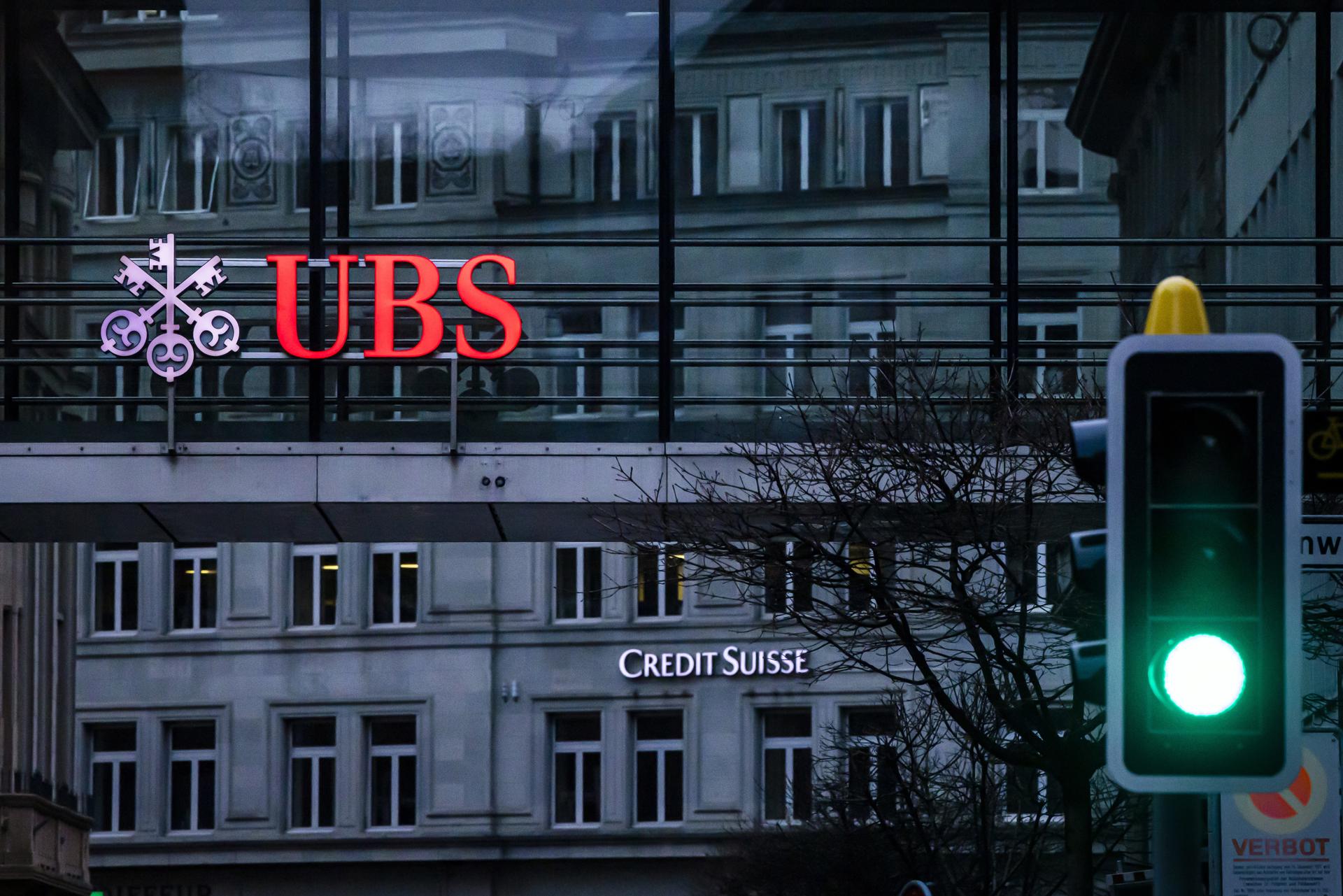 Zúrich (Suiza), 19/03/2023.- Los logotipos de los bancos suizos Credit Suisse y UBS aparecen en diferentes edificios detrás de los semáforos de Zúrich (Suiza), el 19 de marzo de 2023. (Suiza) EFE/EPA/MICHAEL BUHOLZER.