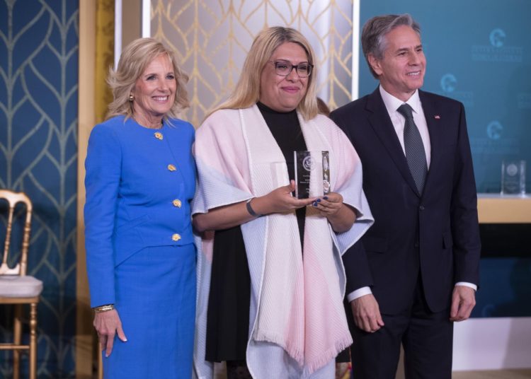Washington (Estados Unidos), 08/03/2023.- La Primera Dama de EE.UU., Jill Biden (izq.), y el Secretario de Estado de EE.UU., Antony Blinken (der.), entregan el Premio Internacional a las Mujeres de Coraje (IWOC) a Alba Rueda (c), de Argentina, durante una ceremonia en la Sala Este de la Casa Blanca en Washington, DC, EE.UU., 08 de marzo de 2023. (Estados Unidos) EFE/EPA/MICHAEL REYNOLDS.