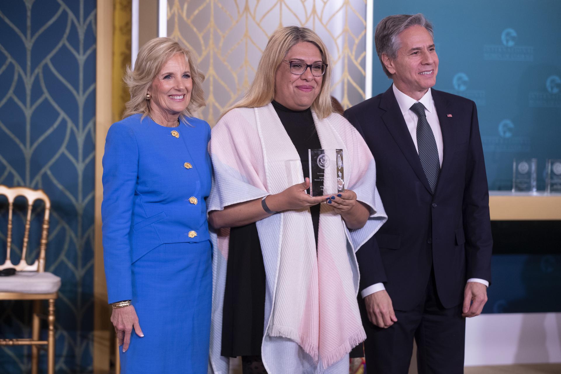 Washington (Estados Unidos), 08/03/2023.- La Primera Dama de EE.UU., Jill Biden (izq.), y el Secretario de Estado de EE.UU., Antony Blinken (der.), entregan el Premio Internacional a las Mujeres de Coraje (IWOC) a Alba Rueda (c), de Argentina, durante una ceremonia en la Sala Este de la Casa Blanca en Washington, DC, EE.UU., 08 de marzo de 2023. (Estados Unidos) EFE/EPA/MICHAEL REYNOLDS.