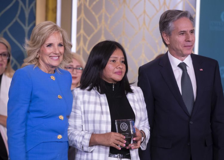 Washington (Estados Unidos), 08/03/2023.- La Primera Dama de EE.UU. Jill Biden (I) y el Secretario de Estado de EE.UU. Antony Blinken (D) otorgan el Premio Internacional Mujeres de Coraje (IWOC) a Doris Ríos (C) de Costa Rica, durante una ceremonia en la Sala Este de la Casa Blanca en Washington, DC, EE.UU., 08 de marzo 2023. (Estados Unidos) EFE/EPA/MICHAEL REYNOLDS.