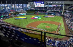 Miami (Estados Unidos), 18/03/2023.- Jugadores de Estados Unidos y Venezuela se alinean durante la ceremonia de apertura del partido de cuartos de final del Clásico Mundial de Béisbol 2023 entre Estados Unidos y Venezuela en el estadio de béisbol loanDepot park en Miami, Florida (Estados Unidos), el 18 de marzo de 2023. (Abierto, Estados Unidos) EFE/EPA/CRISTOBAL HERRERA-ULASHKEVICH.