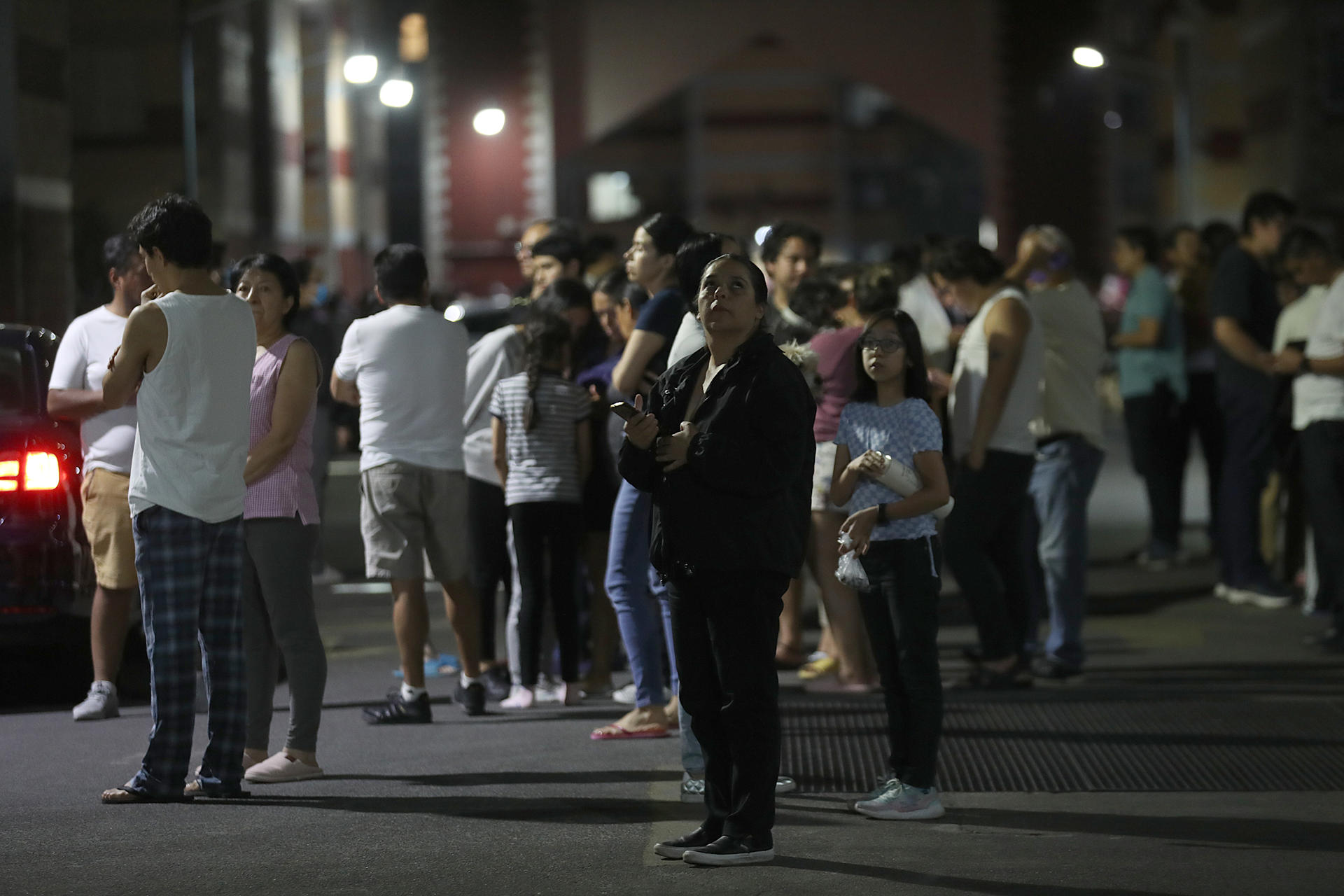 FOTO REFERENCIAL - CIUDAD DE MÉXICO (MÉXICO), 03/04/2023.- Personas esperan luego de desalojar sus viviendas al sonar la alerta sísmica debido a un sismo de 5.5 hoy, en la Ciudad de México (México). EFE/Sáshenka Gutiérrez.
