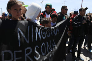 Movimientos sociales y defensores de DD. HH. han protestado en Ciudad Juárez por la muerte de los migrantes hace una semana. Foto: EFE
