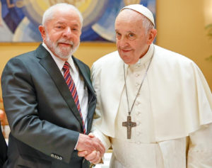 El presidente de Brasil, Luiz Inácio Lula da Silva (i) saluda al Papa Francisco (d). Foto: EFE