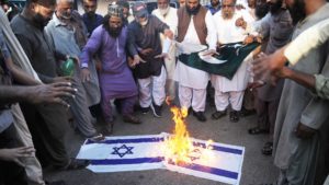 Manifestantes en Pakistán quemaron banderas de Israel. Foto: EFE.