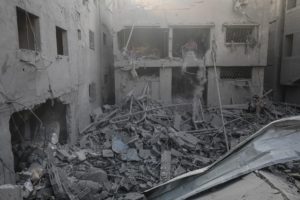 Edificio en la Franja de Gaza destruido por bombardeo israelí. Foto: EFE.