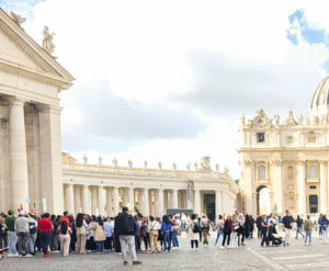 La Santa Sede es el asiento del Estado del Vaticano en Roma.