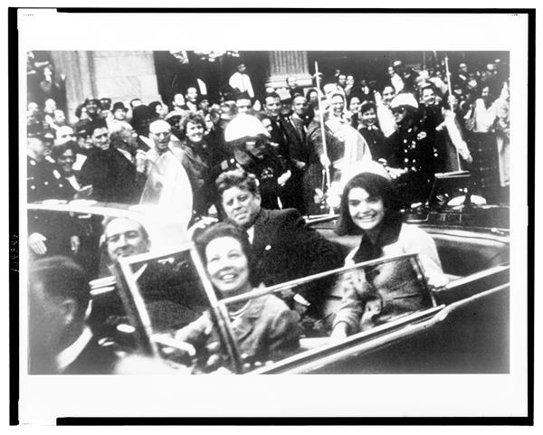 John F. Kennedy (i) acompañado de su esposa Jackie (d) tan solo unos minutos antes de su asesinato. Foto: EFE/ Biblioteca y Museo Presidencial de John F. Kennedy