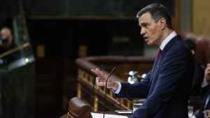 El presidente del Gobierno en funciones, Pedro Sánchez, se dirige a la Cámara en el primer día de su debate de investidura para exponer su nuevo programa. Foto: EFE/Javier Lizón