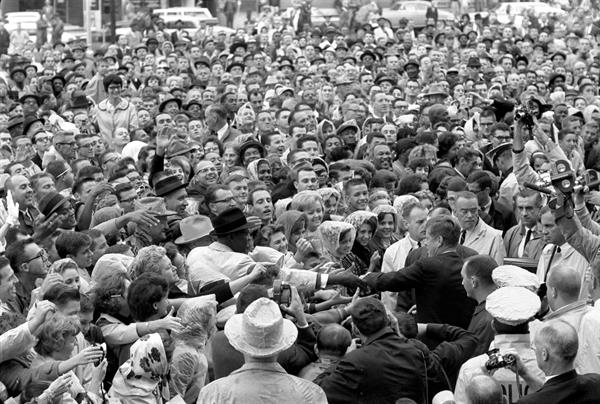 John F. Kennedy rodeado de multitudes que buscaban saludarlo y charlar con él. Foto: John F. Kennedy (i) acompañado de su esposa Jackie (d). Foto: EFE /  Biblioteca y Museo Presidencial de John F. Kennedy