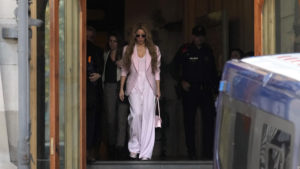 Shakira a su salida de la Audiencia de Barcelona tras aceptar un pago multimillonario a cambio de una rebaja de condena. Foto: EFE / Enric Fontcuberta.