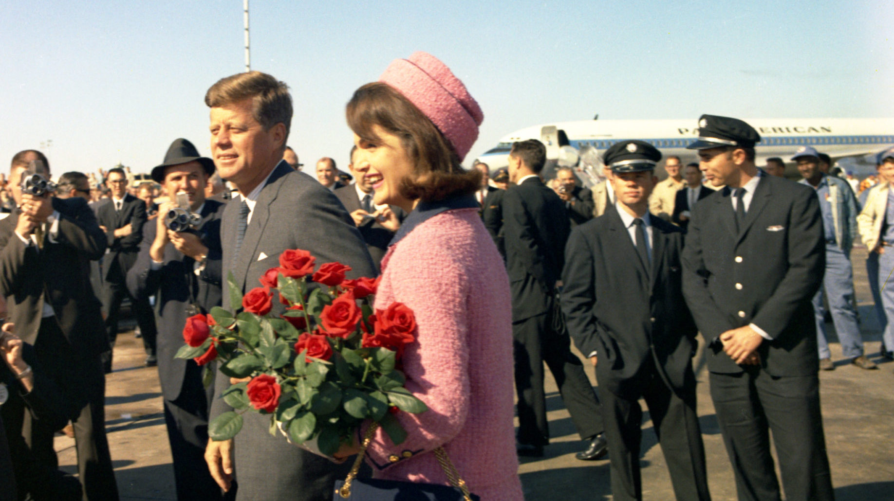 John F. Kennedy (i) acompañado de su esposa Jackie (d). Foto: EFE/ Biblioteca y Museo Presidencial de John F. Kennedy